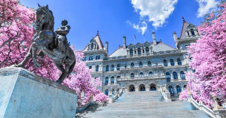New York capitol representing New York RAISE Act and AI regulation